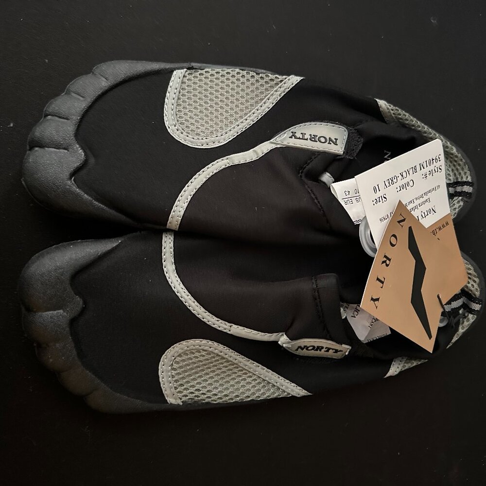 NWT, Norty water shoes, Men's size 10, black/grey